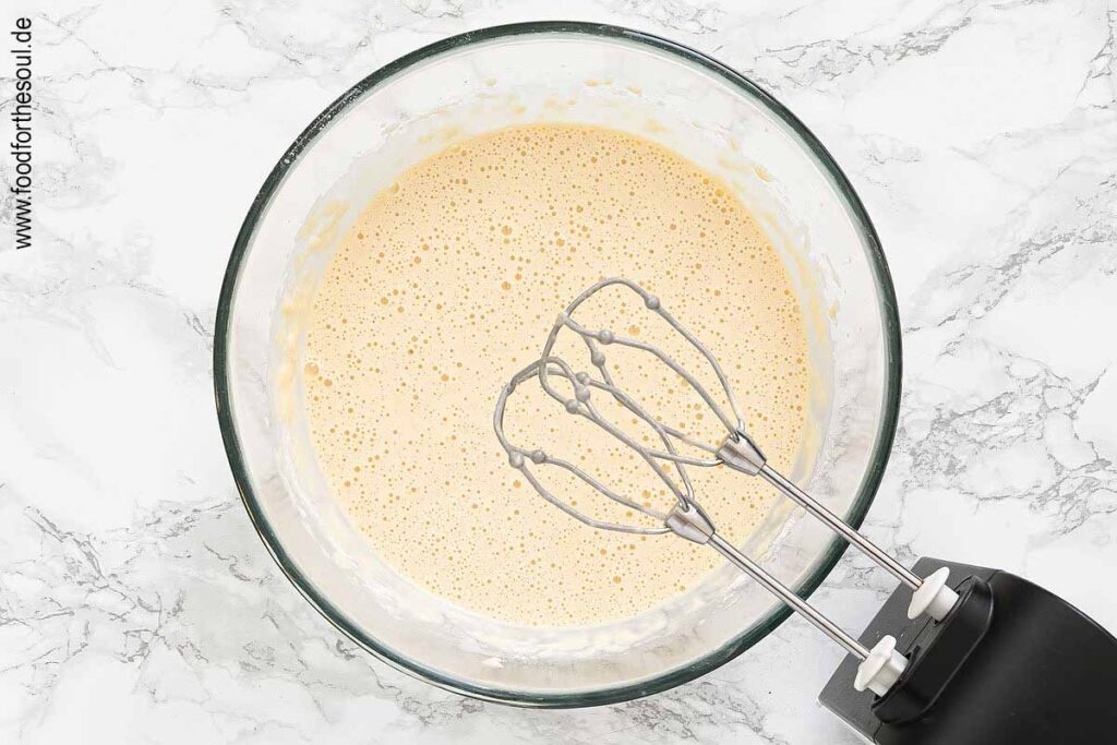 Milch, Mehl und Backpulver unter die Eiermasse rühren - Schritt 3