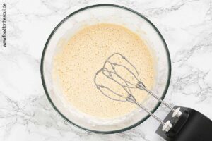 Milch, Mehl und Backpulver unter die Eiermasse rühren - Schritt 3