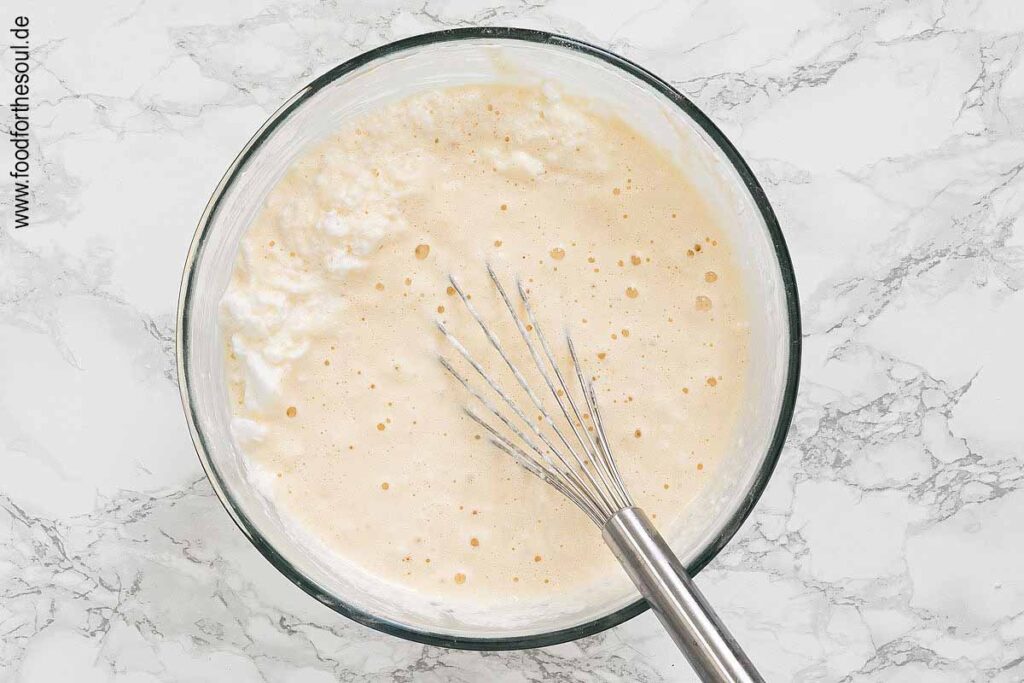 Eischnee unter den Eierkuchenteig heben - Schritt 4