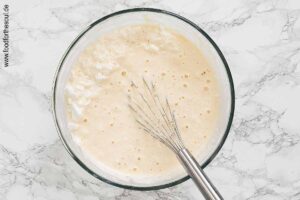 Eischnee unter den Eierkuchenteig heben - Schritt 4