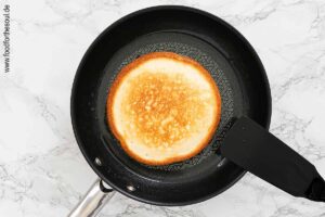 Eierkuchen im Öl von jeder Seite goldgelb ausbacken - Schritt 6