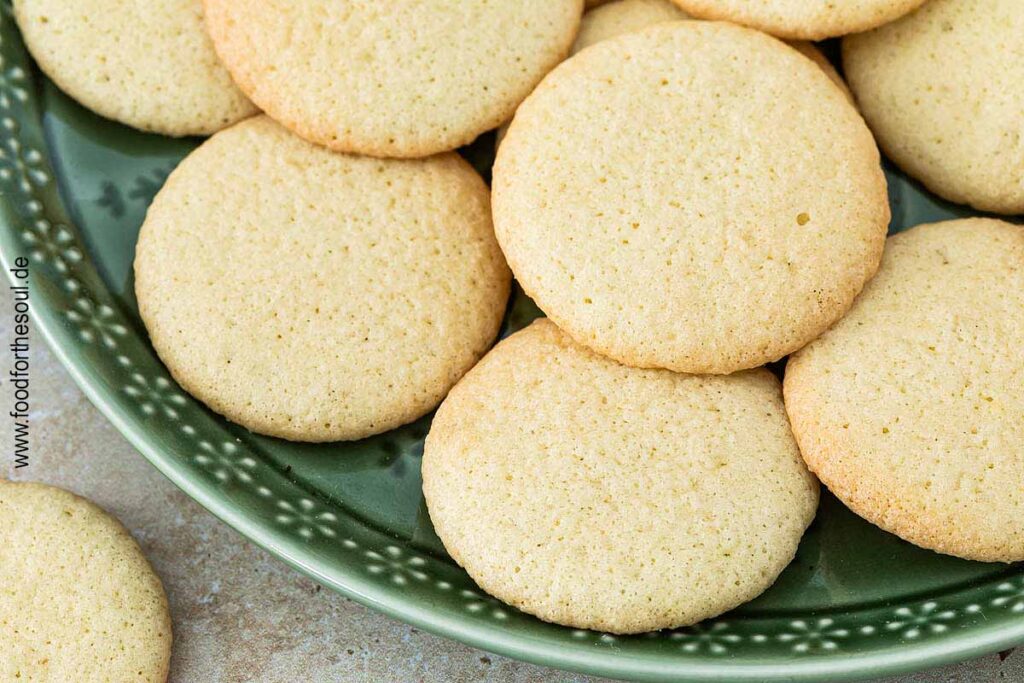 Frisch gebackene Eierplätzchen auf einem Teller