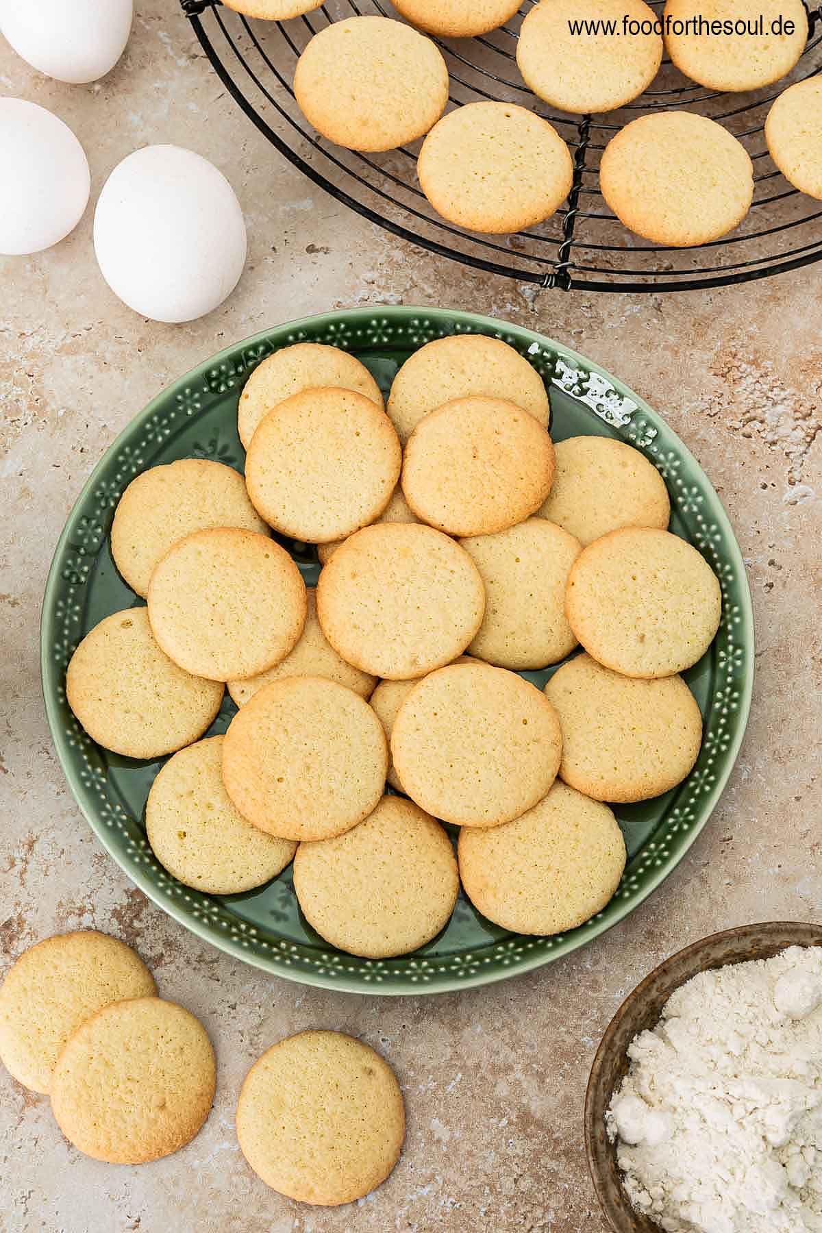Frisch gebackene Eierplätzchen auf einem Teller