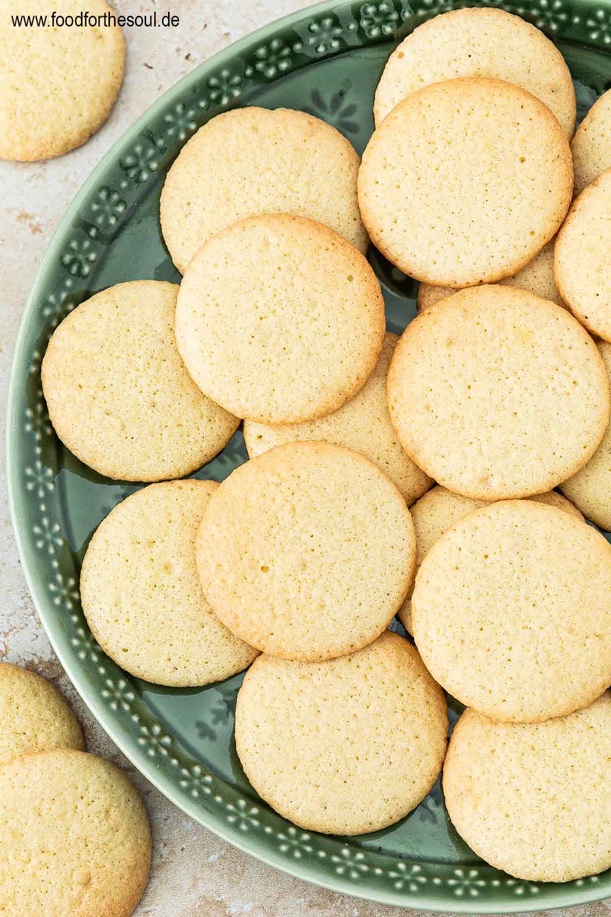 Frisch gebackene Eierplätzchen auf einem Teller