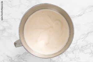 Eier, Zucker und Vanillezucker schaumig schlagen - Schritt 1