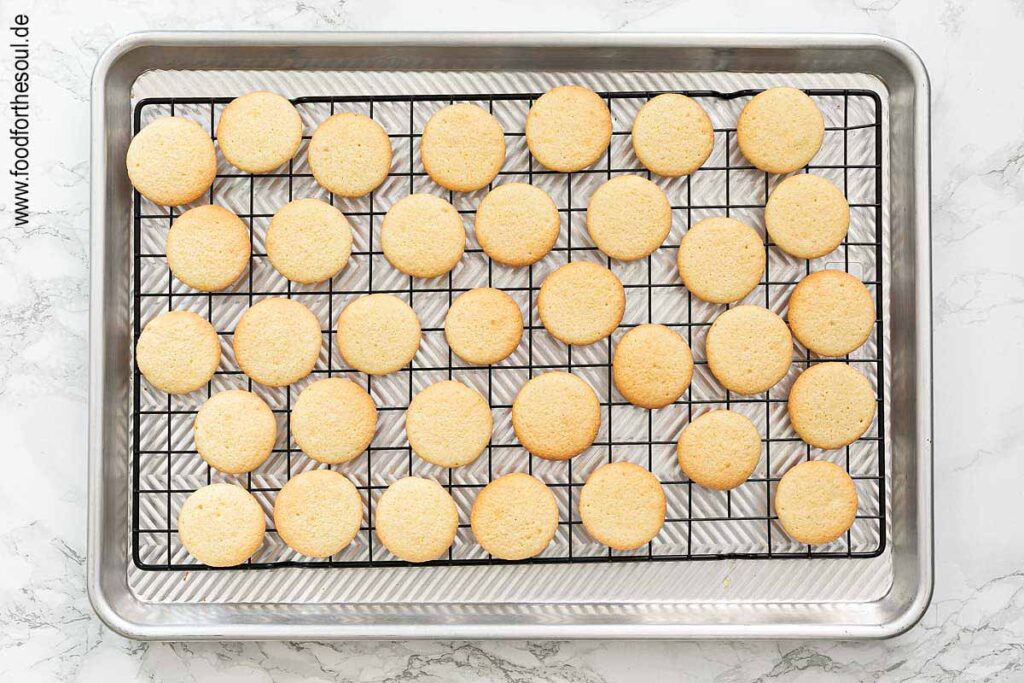 Plätzchen backen und auskühlen lassen - Schritt 5