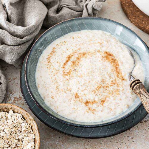 Frisch gekochte Haferflockensuppe in einer Schale mit Zimtzucker bestreut