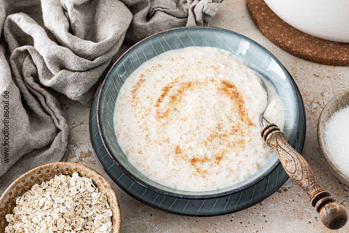 Frisch gekochte Haferflockensuppe in einer Schale mit Zimtzucker bestreut
