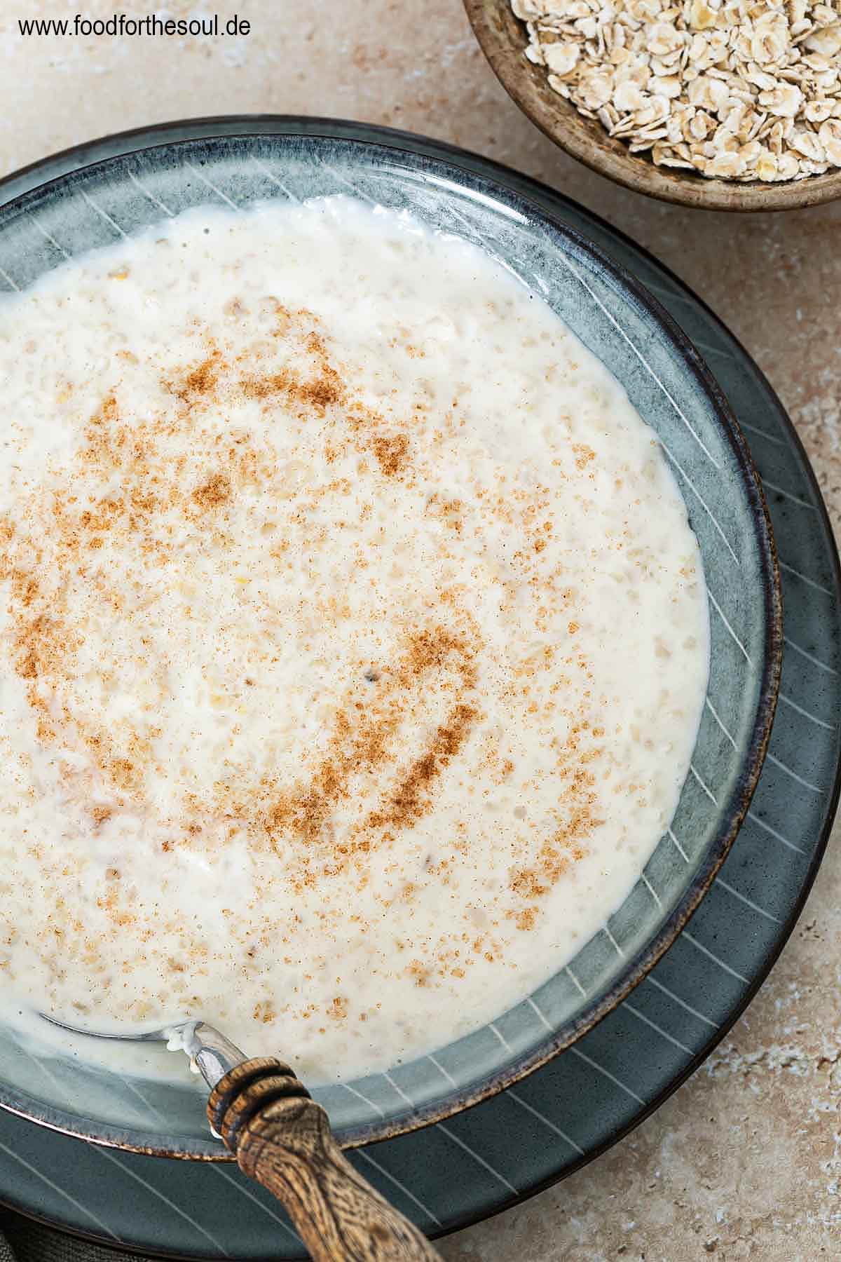 Frisch gekochte Haferflockensuppe in einer Schale mit Zimtzucker bestreut