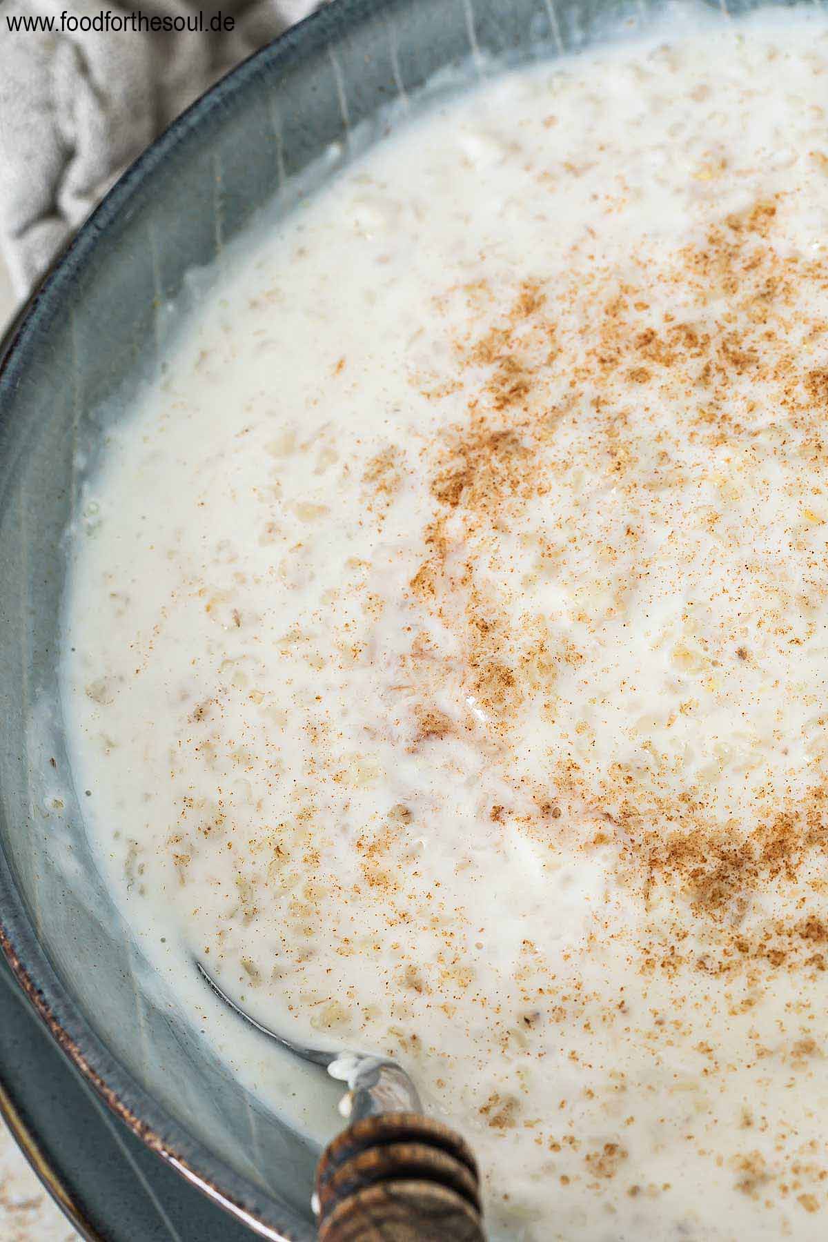 Frisch gekochte Haferflockensuppe in einer Schale mit Zimtzucker bestreut