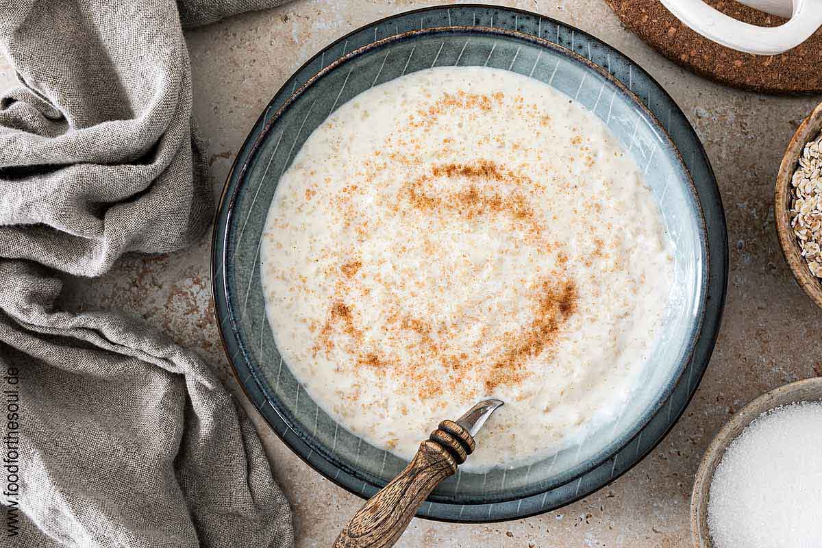 Frisch gekochte Haferflockensuppe in einer Schale mit Zimtzucker bestreut