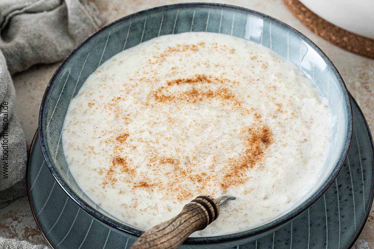 Frisch gekochte Haferflockensuppe in einer Schale mit Zimtzucker bestreut