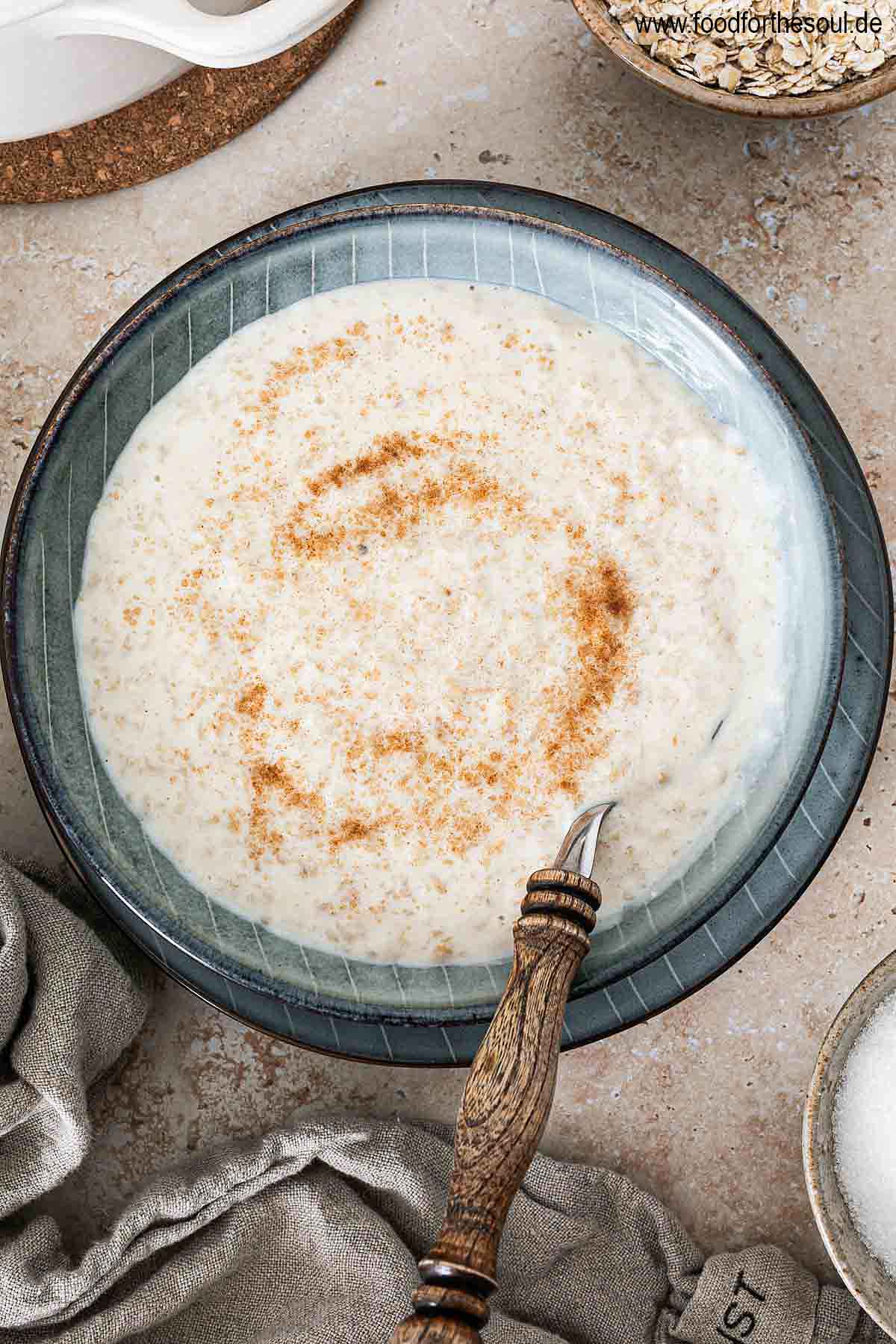 Frisch gekochte Haferflockensuppe in einer Schale mit Zimtzucker bestreut