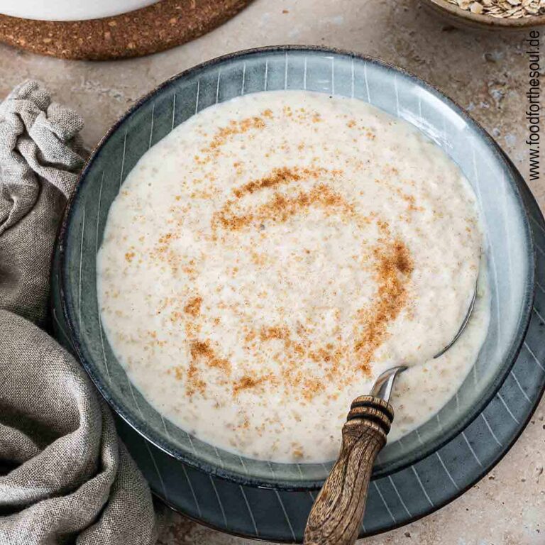 Frisch gekochte Haferflockensuppe in einer Schale mit Zimtzucker bestreut