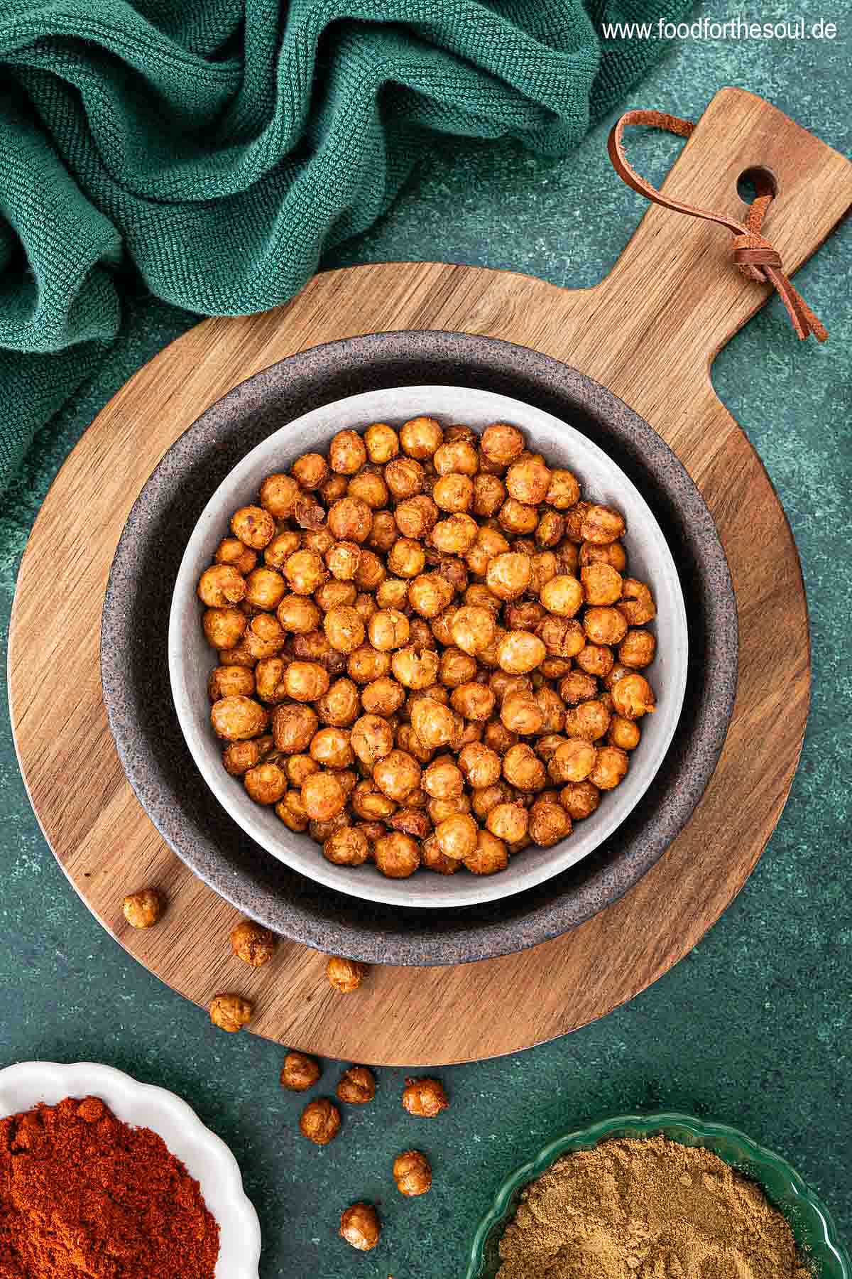 Knusprige Kichererbsen aus dem Airfryer in einer Schale