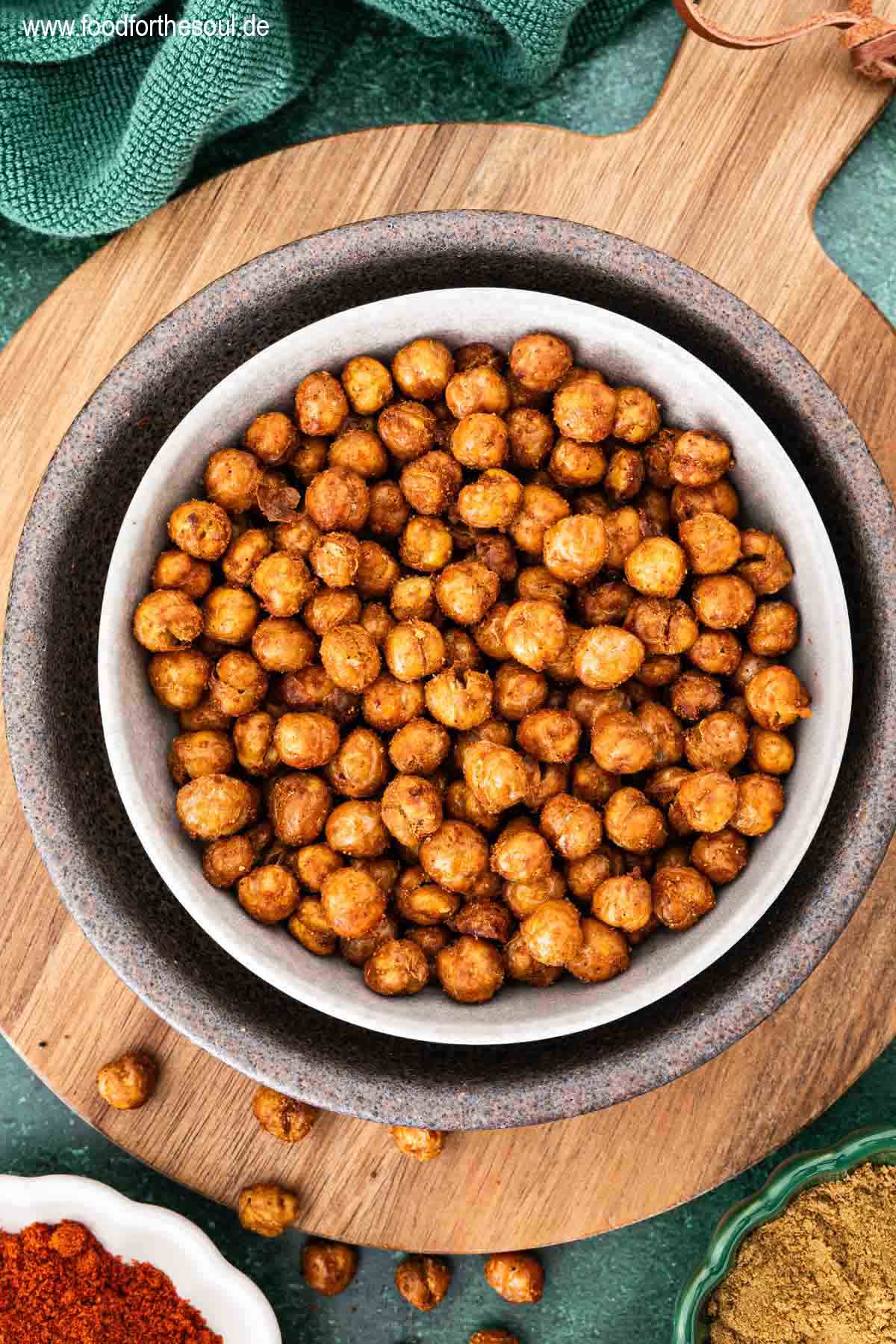 Knusprige Kichererbsen aus dem Airfryer in einer Schale
