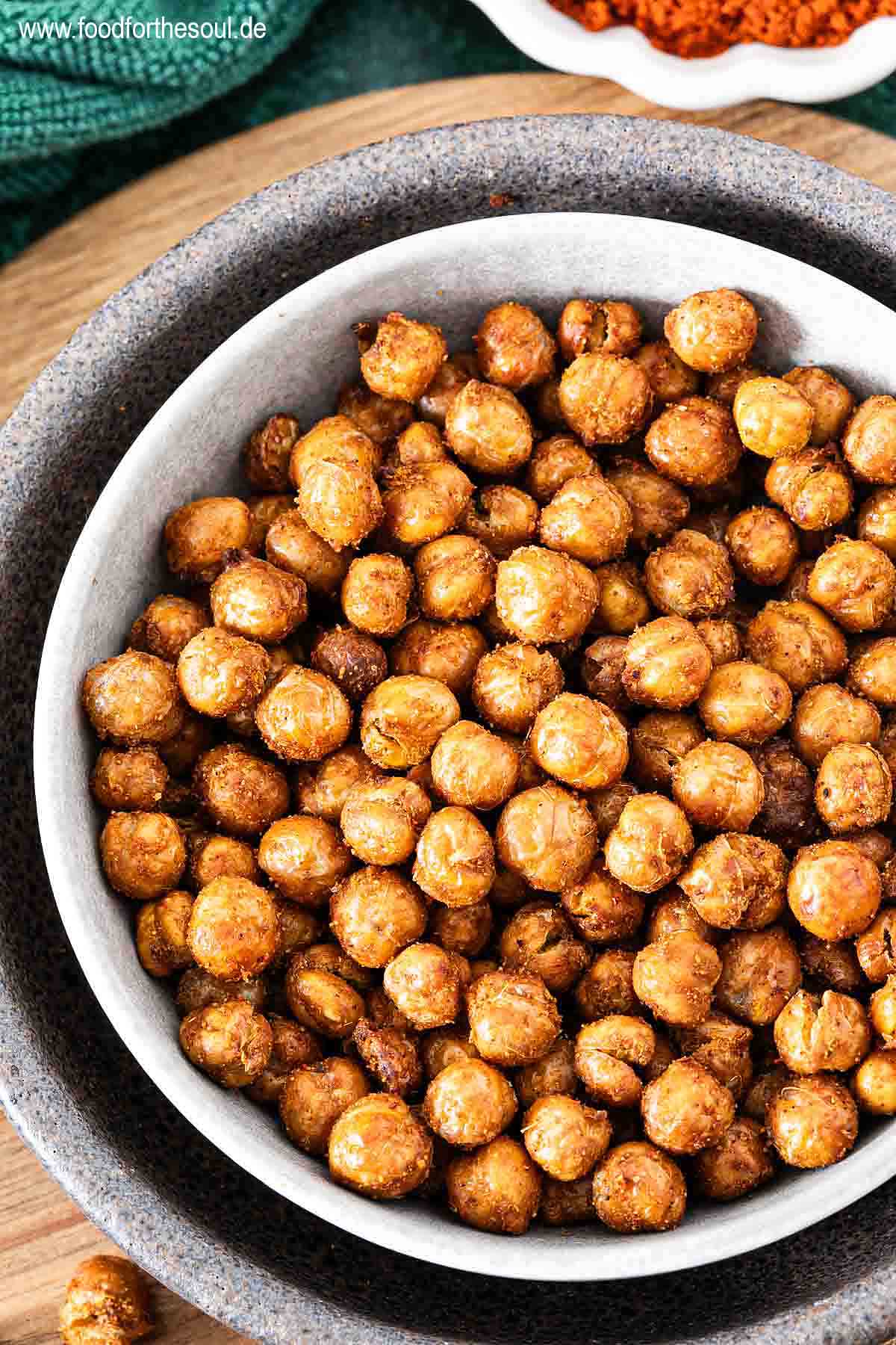 Knusprige Kichererbsen aus dem Airfryer in einer Schale