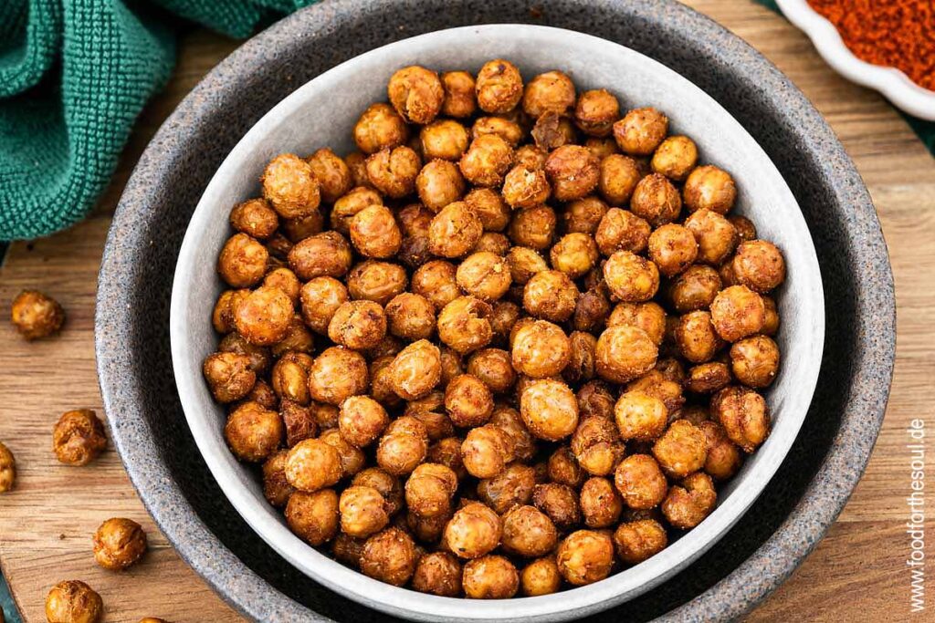 Knusprige Kichererbsen aus dem Airfryer in einer Schale