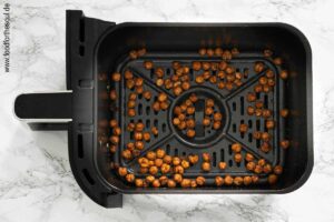 Jeweils nach 5 und 10 Minuten Frittierkorb schütteln - Schritt 6