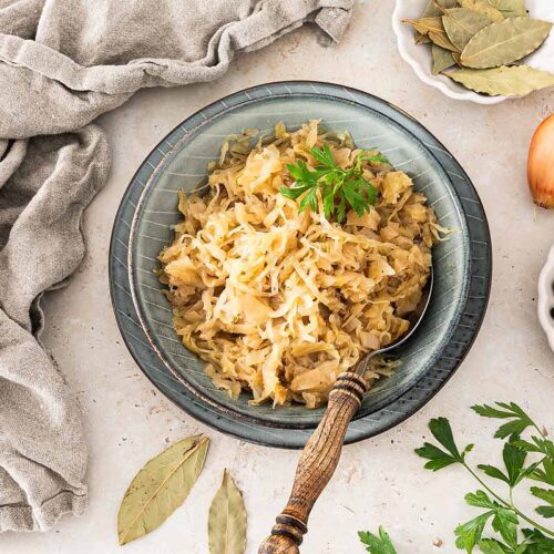 Gekochtes und gewürztes Sauerkraut in einer Schale angerichtet