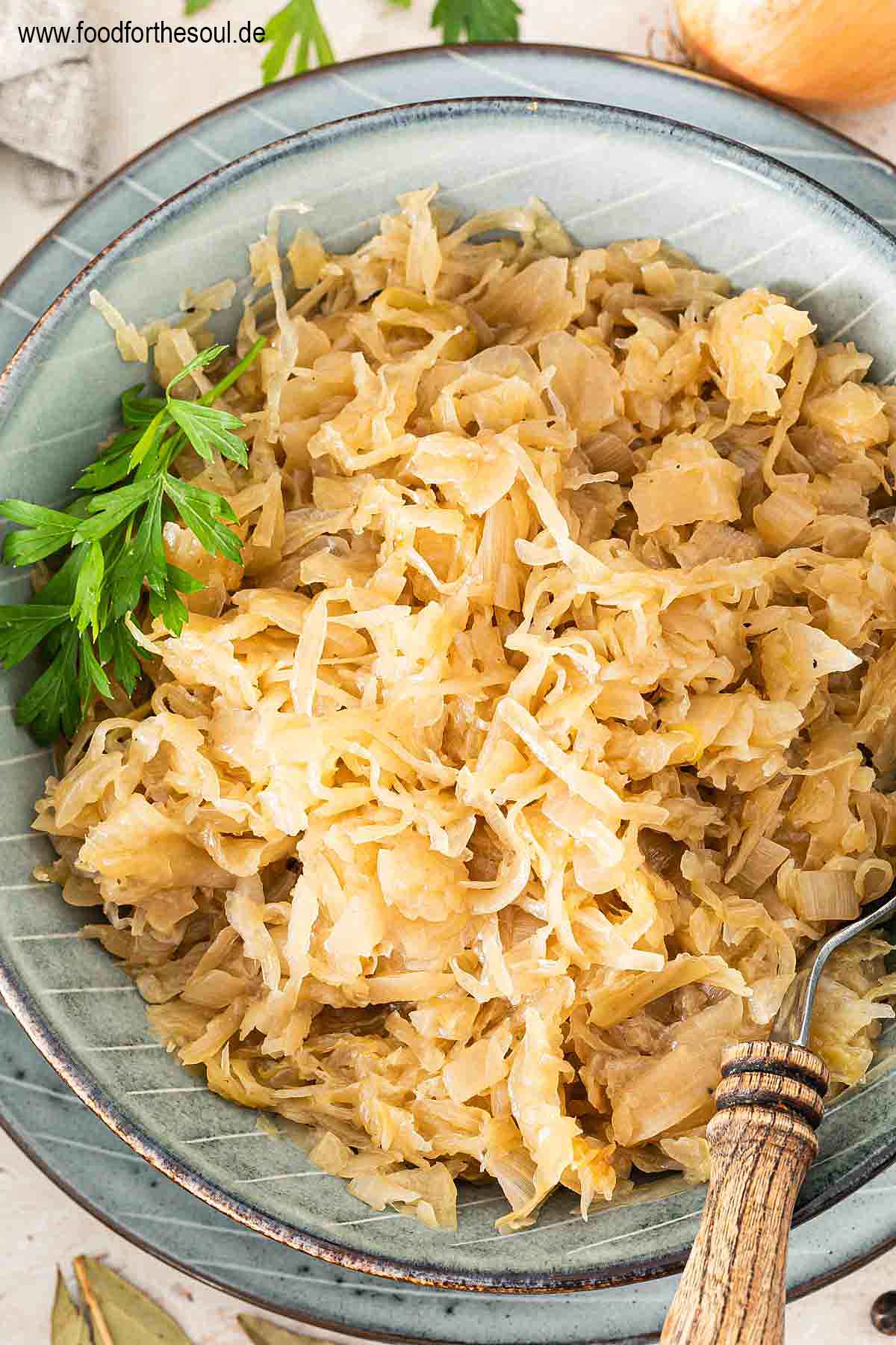 Gekochtes und gewürztes Sauerkraut in einer Schale angerichtet