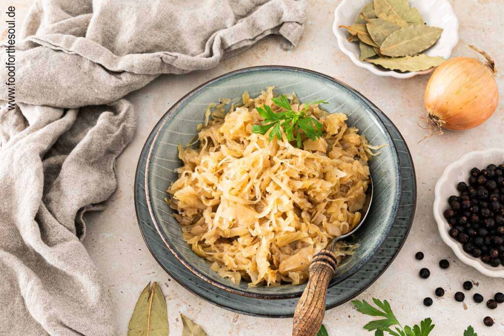 Gekochtes und gewürztes Sauerkraut in einer Schale angerichtet