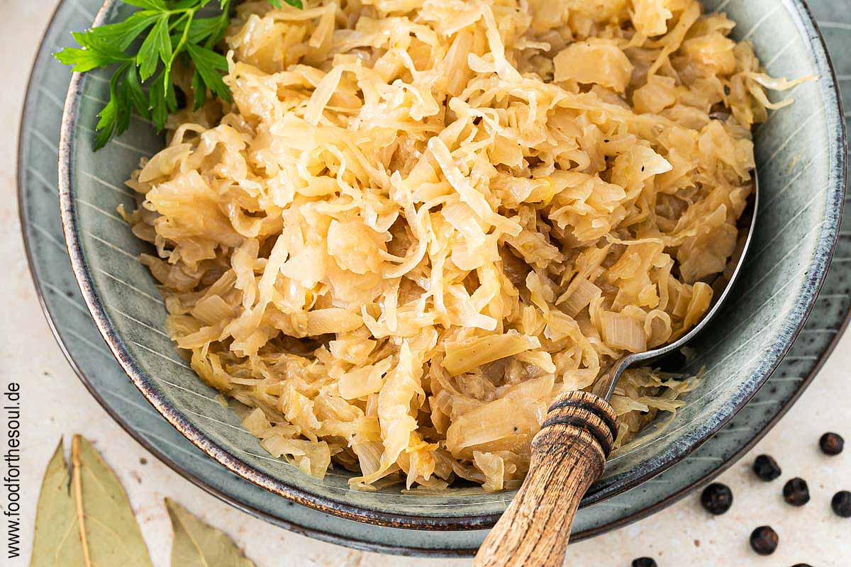 Gekochtes und gewürztes Sauerkraut in einer Schale angerichtet