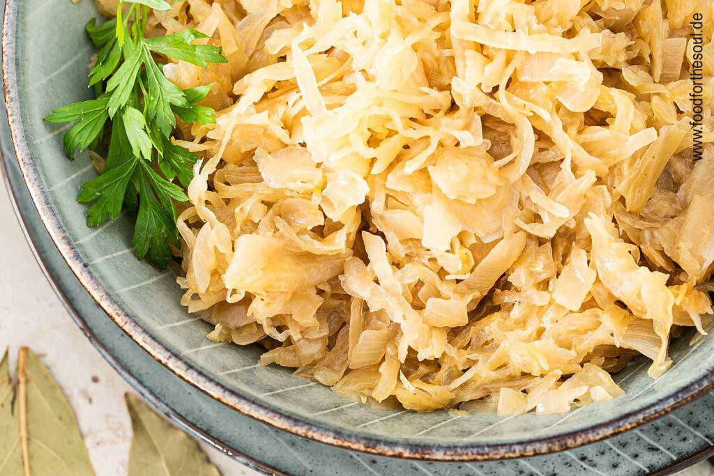 Gekochtes und gewürztes Sauerkraut in einer Schale angerichtet