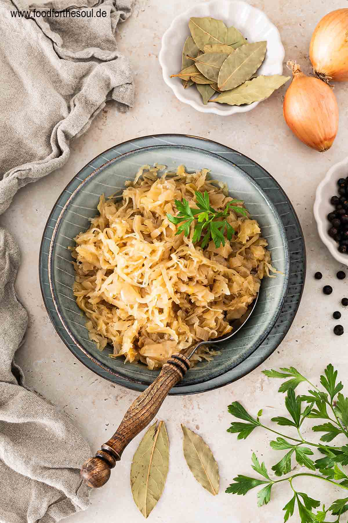 Gekochtes und gewürztes Sauerkraut in einer Schale angerichtet