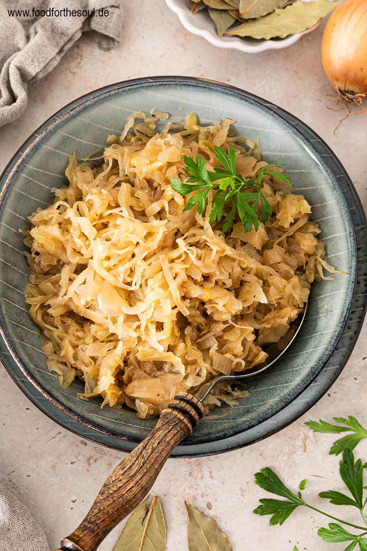 Gekochtes und gewürztes Sauerkraut in einer Schale angerichtet