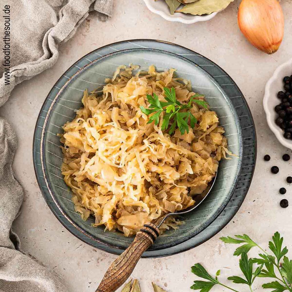 Gekochtes und gewürztes Sauerkraut in einer Schale angerichtet