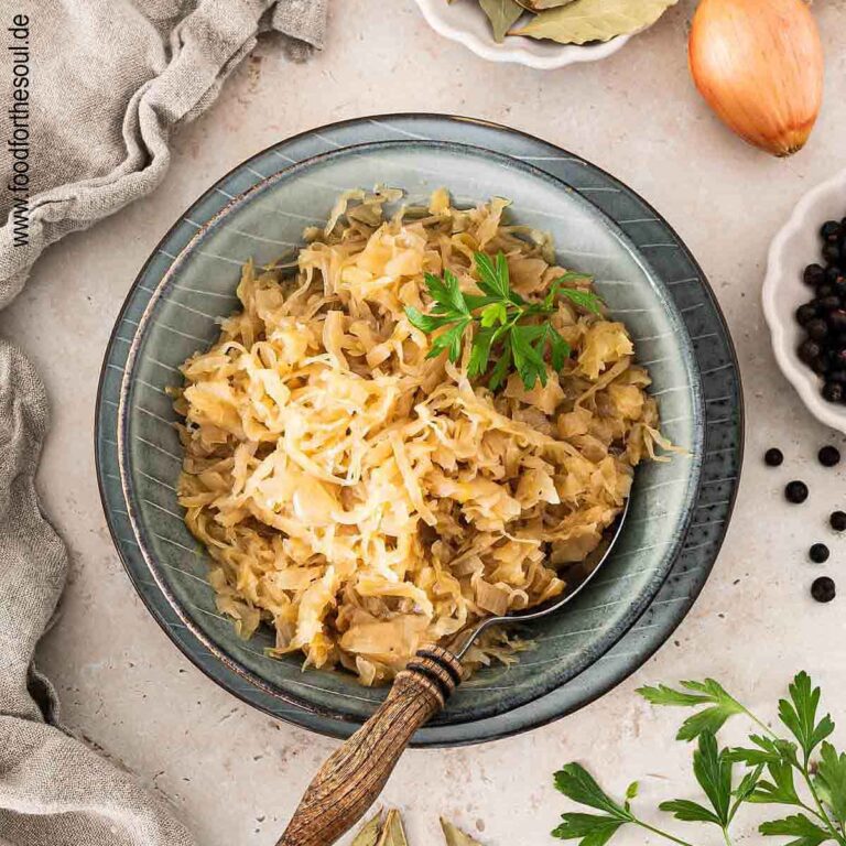 Gekochtes und gewürztes Sauerkraut in einer Schale angerichtet