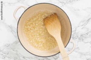 Schmalz zerlassen und Zwiebelwürfel darin glasig dünsten - Schritt 2