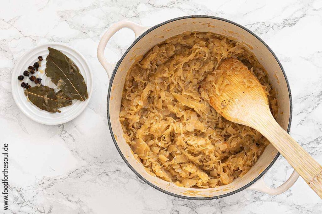 Sauerkraut 20 Minuten kochen und dann Gewürze entfernen . Schritt 5