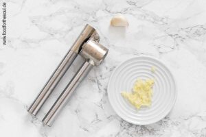 Knoblauch schälen und durch Knoblauchpresse drücken - Schritt 1