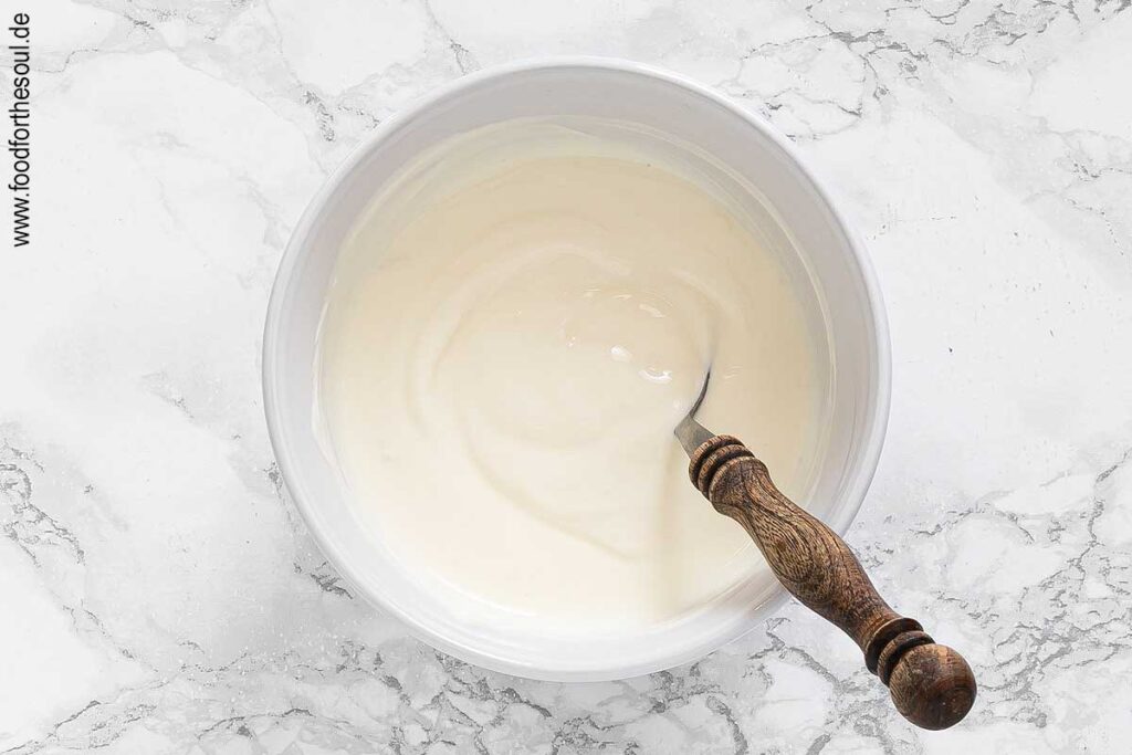 Joghurt, Knoblauch und Salz zu einem Dip verrühren - Schritt 2