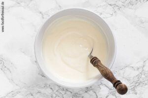 Joghurt, Knoblauch und Salz zu einem Dip verrühren - Schritt 2