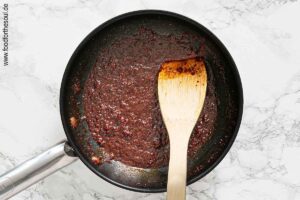 Tomatenmark und Gewürze in der Butter anbraten - Schritt 5