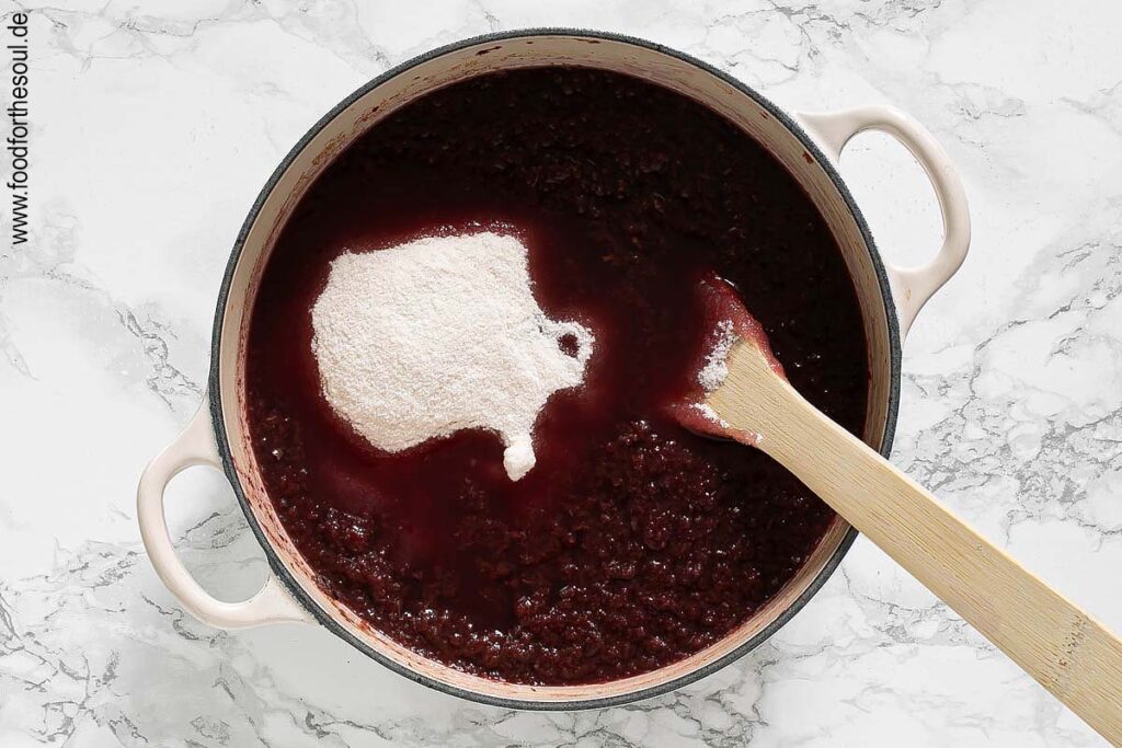 Gelierzucker hinzufügen und Apfel-Trauben-Marmelade 5 MInuten köcheln lassen - Schritt 7