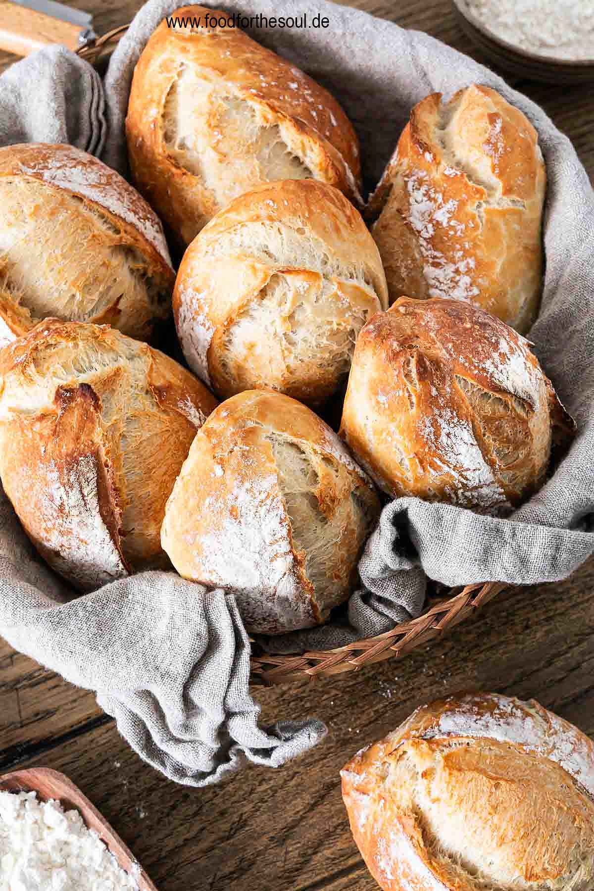 Frisch gebackene Brötchen in einem Brotkorb