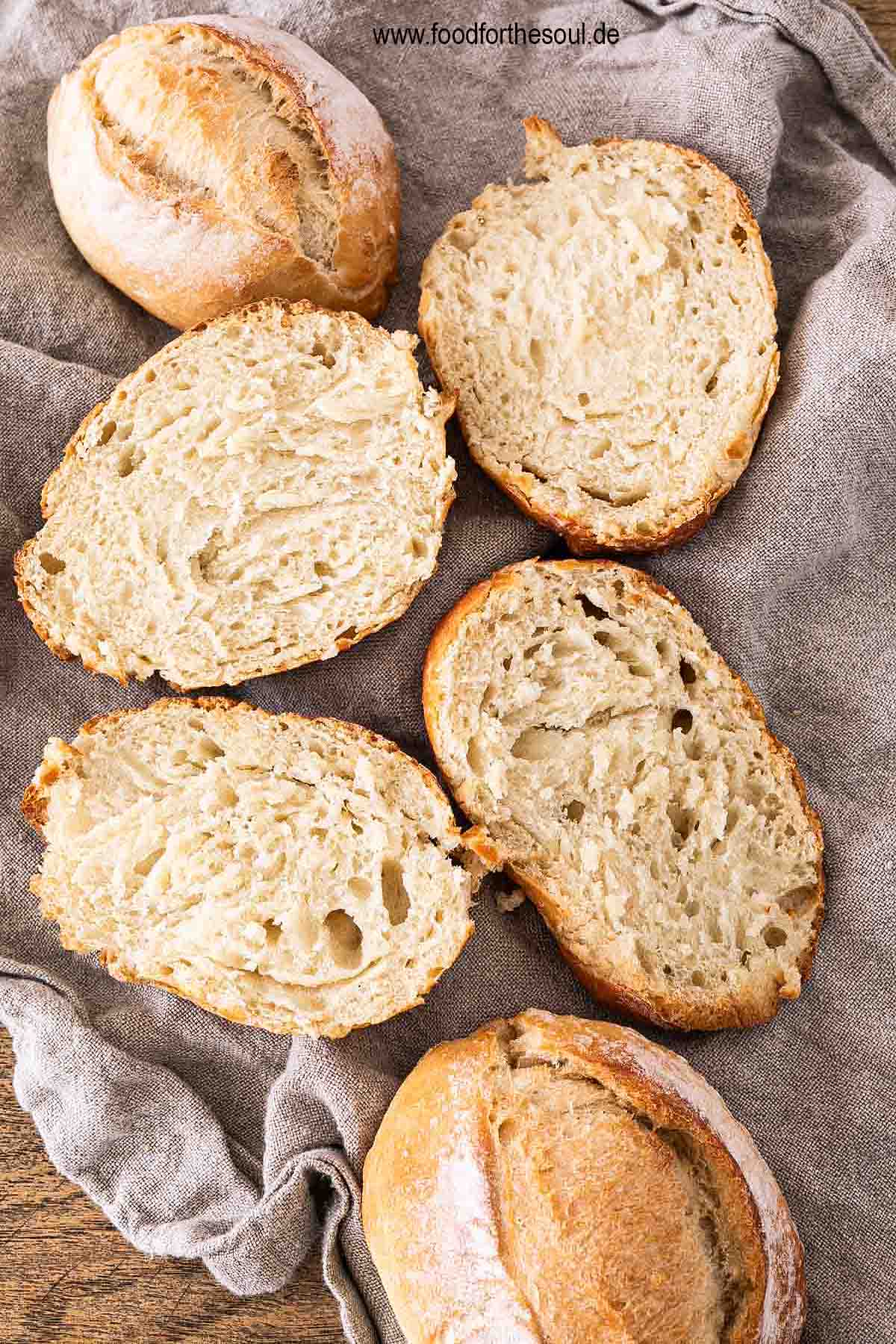 Frische aufgeschnittene Brötchen mit lockerer Krume