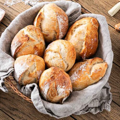 Frisch gebackene Brötchen in einem Brotkorb