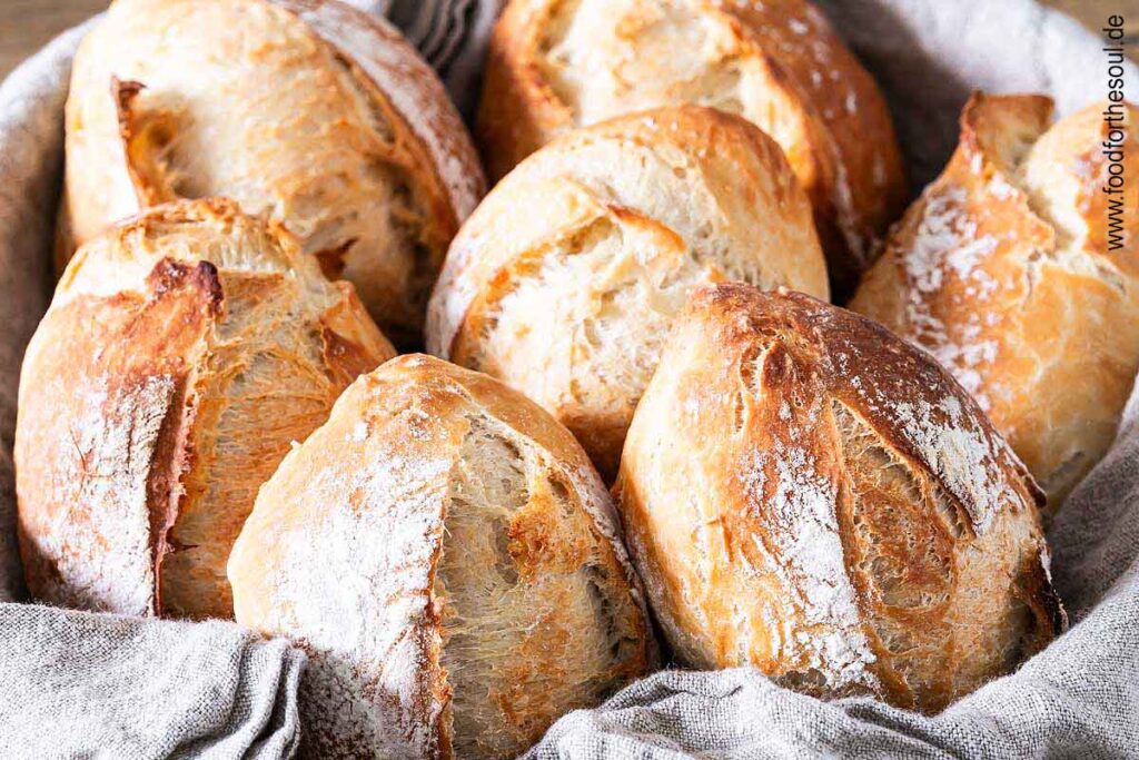 Frisch gebackene Brötchen in einem Brotkorb