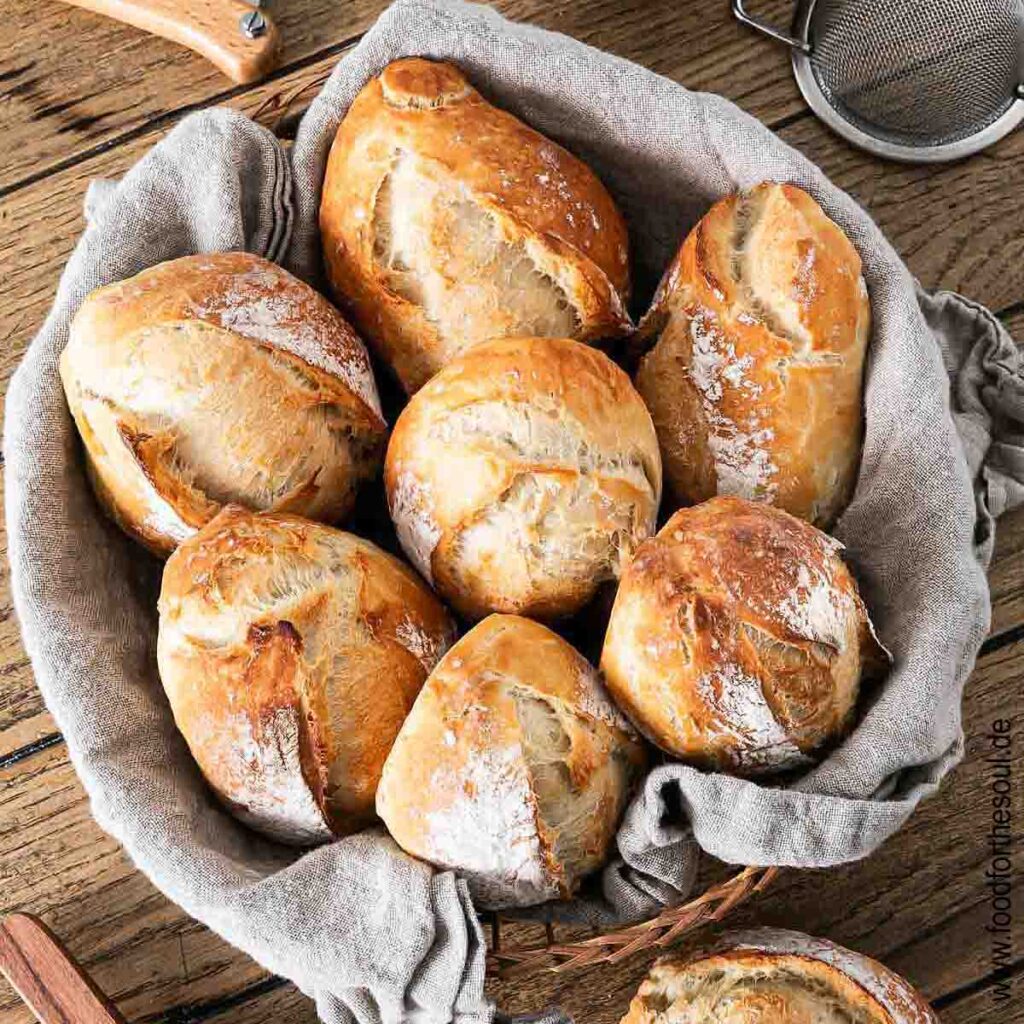 Frisch gebackene Brötchen in einem Brotkorb