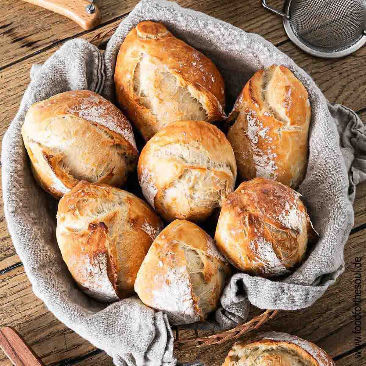 Frisch gebackene Brötchen in einem Brotkorb