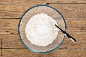 Mehl mit Salz vermischen - Schritt 2