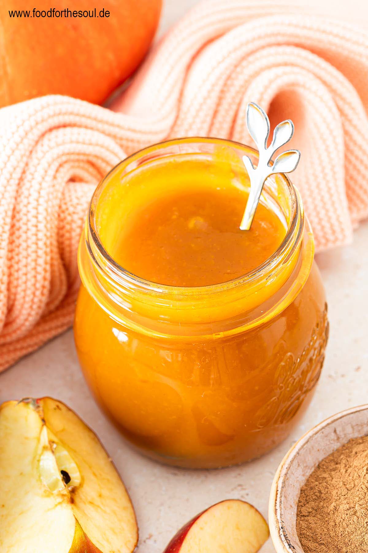 Frisch gekochte Kürbis-Apfel-Marmelade in einem Schraubglas