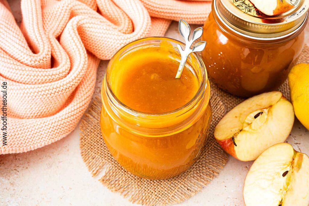Frisch gekochte Kürbis-Apfel-Marmelade in einem Schraubglas