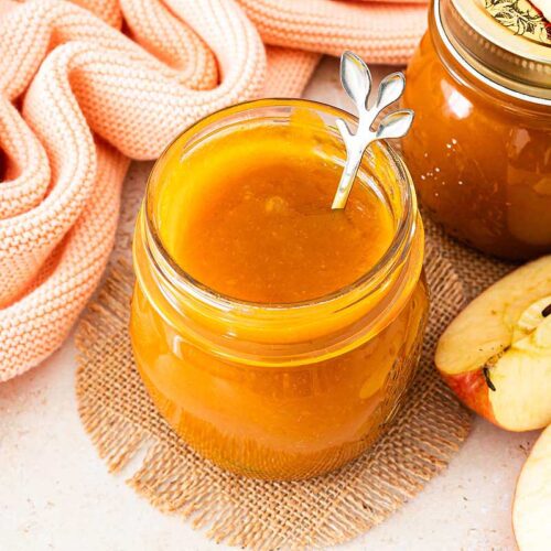 Frisch gekochte Kürbis-Apfel-Marmelade in einem Schraubglas