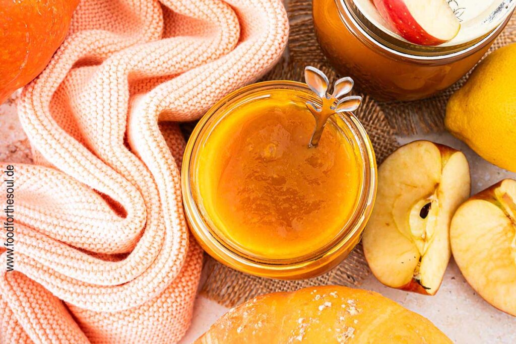 Frisch gekochte Kürbis-Apfel-Marmelade in einem Schraubglas